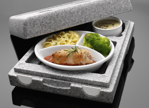 Menü mit Essen in einer Warmhaltebox