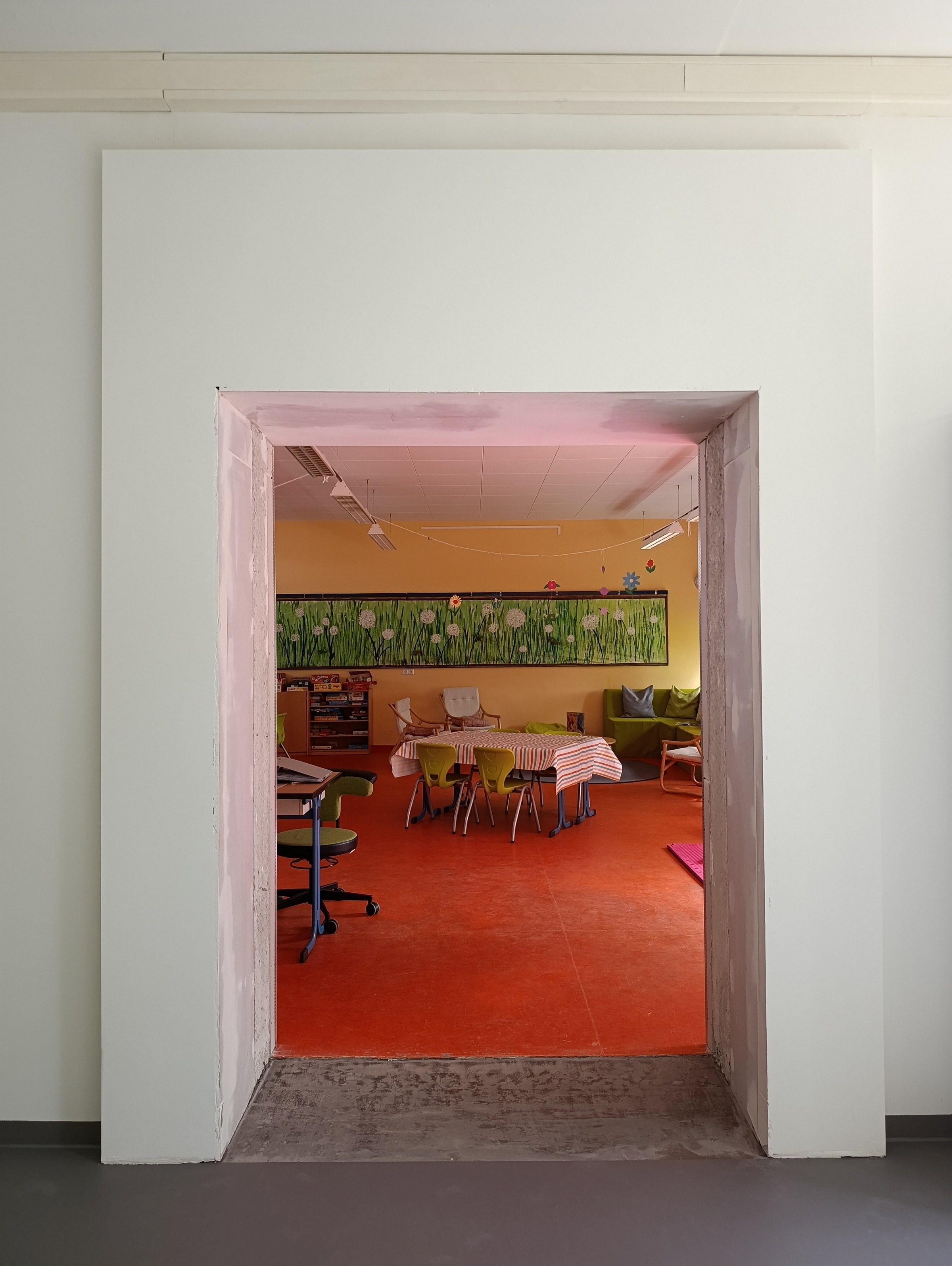 weiße Wand mit Durchbruch in neuen Kreativraum